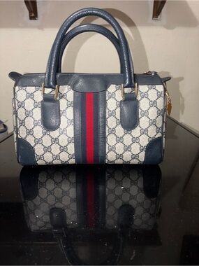 Authentic vintage Gucci Boston bag from the late 70s / early 80s.